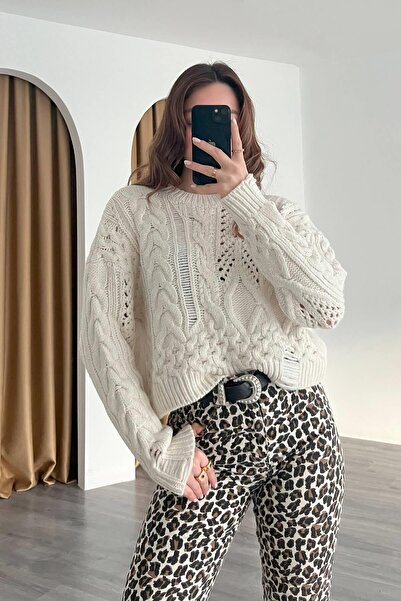 Coral Saç Örgülü Yırtıklı Bisiklet Yaka Kazak Krem