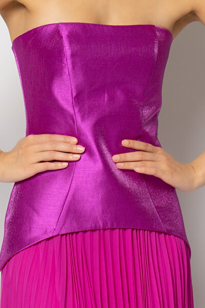 RENGIN Üstü korsajlı altı pileli şifon straplez abiye elbise