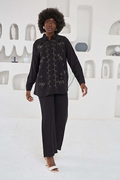MİA NOURA FEMEIE FATA SI MANECI BRODAT OVERSIZE DIE CUT