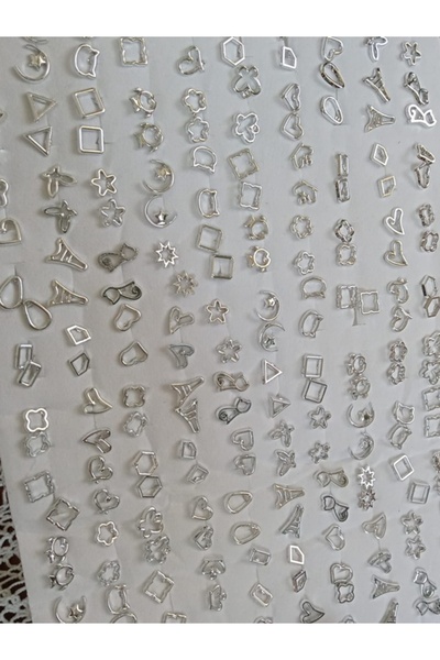 Shisa Jewel Rastgele seçilmiş 4 çift gümüş ve siyah minimalist küpe. Hipoalerjenik plastik küpe iğneleri(75)