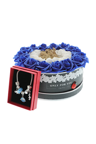 GiftExpress Aranjament floral albastru cu trandafiri de spuma si bratara charms