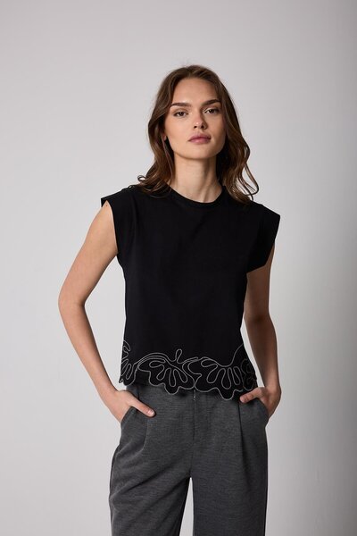 AMİDA تي شيرت نسائي ذو تصميم مبطن باللون الأسود ومزين بتطريز مقطوع بالليزر - ...
