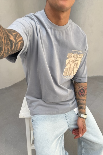 MADZEYMODA Ανδρικό μπλουζάκι Oversize Fit 100% βαμβακερό με λαιμόκοψη με στάμπα πέτρα γκρι Mz3016