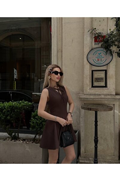 Ekim Store فستان قصير بتفاصيل مشد من القماش المزدوج مع تنورة قصيرة مكشكشة