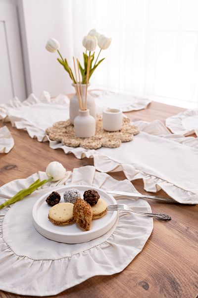 Morlay 5 Piece Ruffle Tableware Presentation Set 4 Pieces of American Service Plates + 1 Piece Ruffle Runner - 40X110 cm