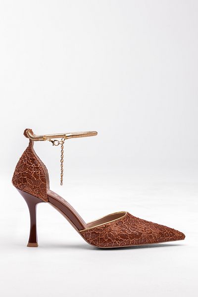 Tasarım Pantofi cu toc elegant, acoperiți cu dantelă, cu detalii atrăgătoare de piatră și perle, cu curea aurie la încheietura mâinii cu design special