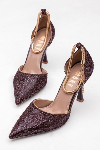 Tasarım Pantofi cu toc elegant, acoperiți cu dantelă, cu detalii atrăgătoare de piatră și perle, cu curea aurie la încheietura mâinii cu design special