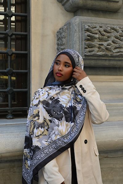 Pull Scarfs Magnolia Pattern Shawl - Black