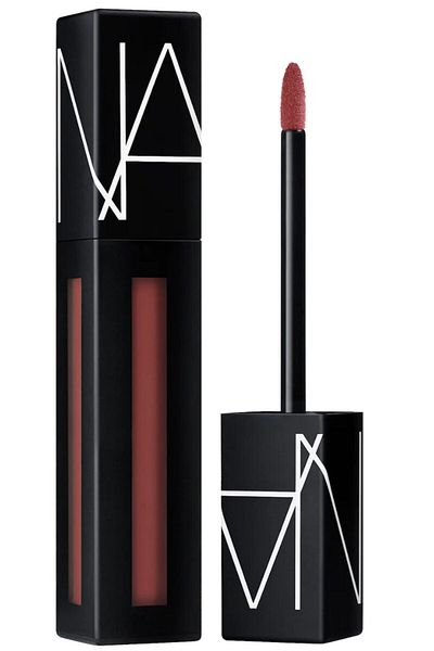 Nars أحمر شفاه يجذب الانتباه ويستمر طويلاً مع محتوى مكثف بمظهر غير لامع - امرأة أمريكية