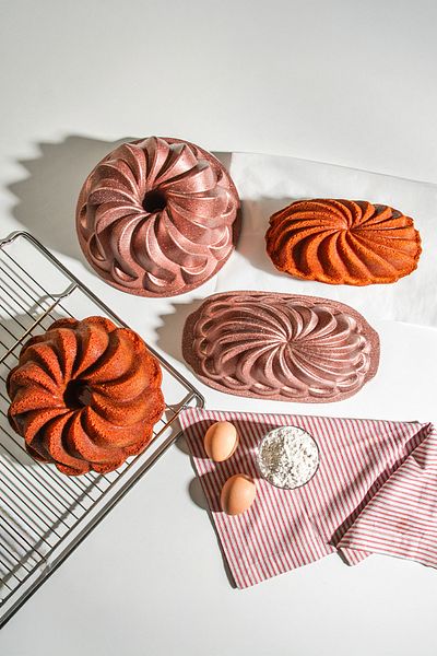 Nehir Sway Rose Gold 2-Piece Cast Cake Mold 28.5-24.5 cm