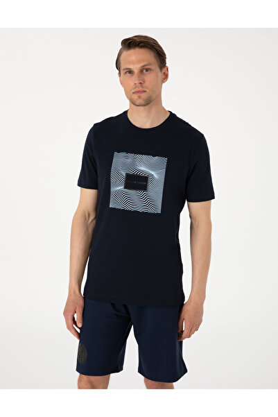 Pierre Cardin تي شيرت ذو إطار مطبوع بتصميم منتظم باللون الأزرق الداكن وحساس ل...