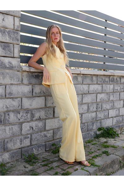 Coral Set pantaloni vestă cu nasturi cu model galben deschis
