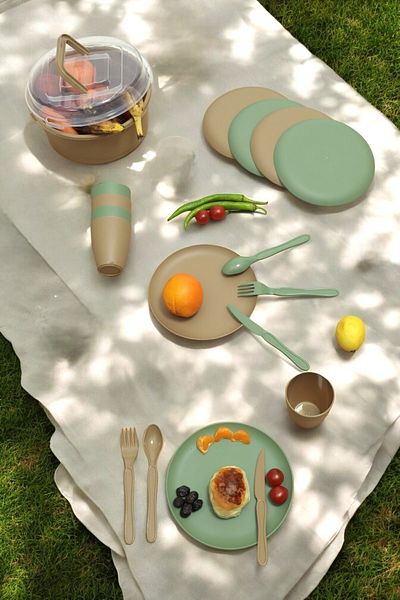 İronika Green 6-Person 32 Piece Picnic Set - Plastic Fork, Cup, Spoon and Knife Dinner Breakfast Set