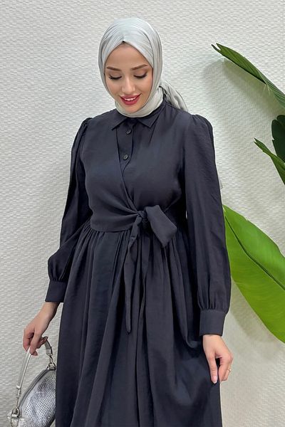 Tesettür Diyarı Ασύμμετρο δεμένο καλοκαιρινό υφασμάτινο φόρεμα - καπνιστό