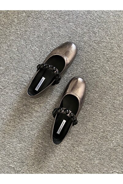 LOSS CLOUDY حذاء باليرينا من أنثراسايت مع تفاصيل خرز