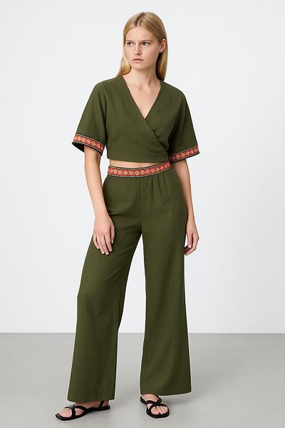 HAKKE Crop SUIT cu dantelă brodată