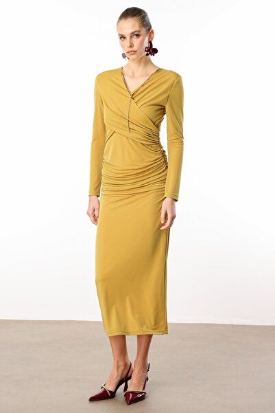 Moda İlgi Modailgi Kruvaze Yakalı Zincir Aksesuarlı Büzgülü Uzun Elbise Safran