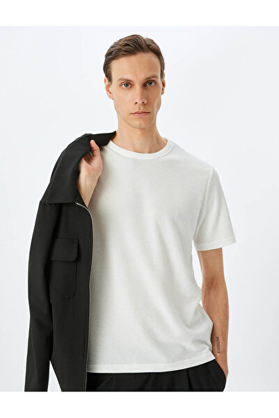 Koton Tricou alb pentru bărbați cu mâneci scurte cu etichetă detaliată cu tex...