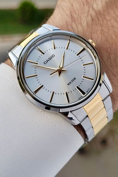 Casio ساعة يد رجالية باللون الذهبي المعدني