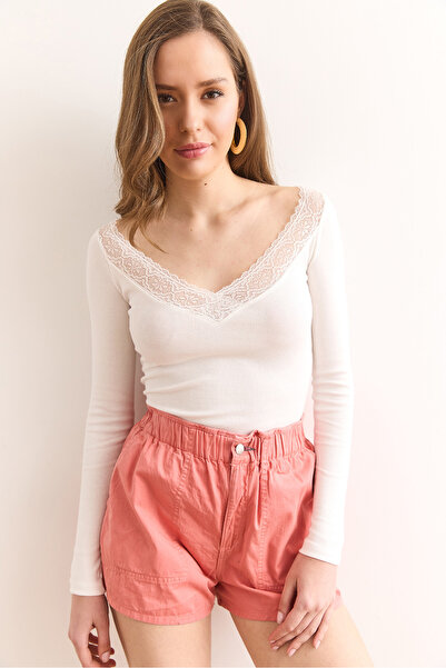 Olalook Kadın Beyaz Derin V Yaka Dantel Detaylı Esnek Pamuk Bluz BLZ-19002954