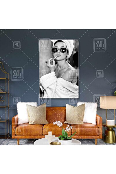 SML TABLO Audrey Hepburn Stili Ruj Süren Bornozlu Modern Kadın Moda Dikey Kan...