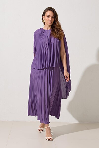 Setre Φόρεμα με άνετη εφαρμογή με μωβ πλισέ λεπτομέρεια, μήκους μίντι και άνετη εφαρμογή