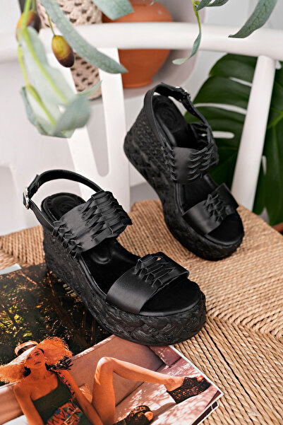 NOSEY SHOES صندل نسائي يومي من الجلد الطبيعي من Becca Model بنعل عريض ومزين ب...