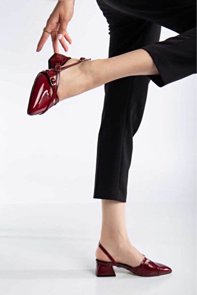 Genetti Sivri Burun Bantlı Toka Detaylı Kadın Kısa Topuklu Ayakkabı