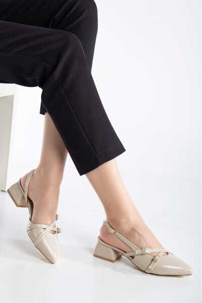 Genetti Sivri Burun Bantlı Toka Detaylı Kadın Kısa Topuklu Ayakkabı