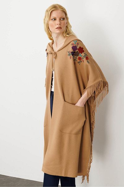 Desen Triko Women's Shoulder Appliqued Side Tassel Poncho Camel