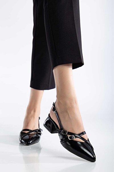 Genetti Sivri Burun Bantlı Toka Detaylı Kadın Kısa Topuklu Ayakkabı