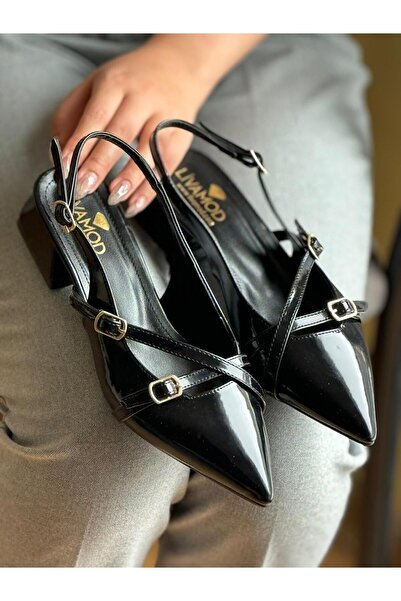 AyakkabıCadısı مفتوح من الخلف ومقدمة مدببة وكعب قصير من الجلد الأسود اللامع
