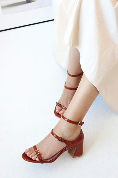 POLKA STORE Keep Women's Mary Jane Closed Back Three-Striped Square Toe Helmet Short Block Heeled Shoes