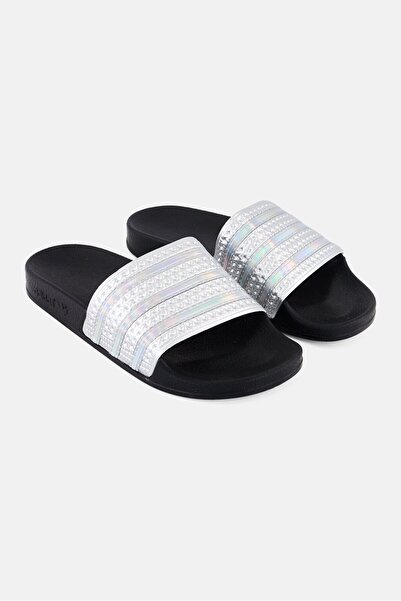 adidas شبشب أديليت مفتوح الأصابع للأولاد الصغار، فضي