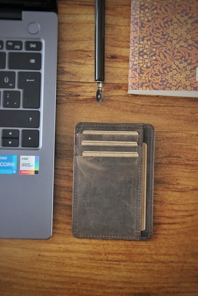 MAT CRAFT Genuine Leather Minimal Vertical Card Holder |   Unisex |   Gift Boxed