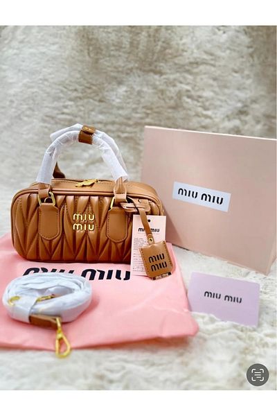 Miu Miu Miu Miu bag is distinctive and elegant
