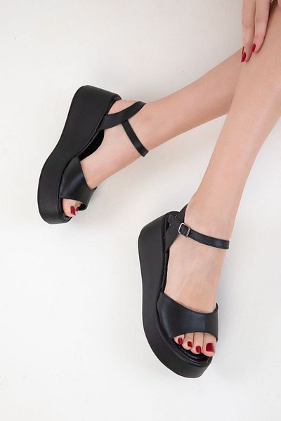 SOHO Schwarze Damenschuhe mit Keilabsatz 20571