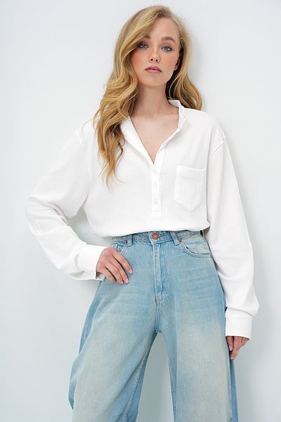 Trend Alaçatı Stili Bluză crop albă, cu un singur buzunar, cu nasturi în față, cu croială largă, Alc-X13877