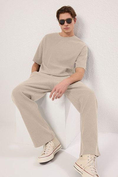 Trendyol Collection Beigefarbenes, übergroßes/weit geschnittenes, strukturiertes Trainingsanzug-Set TMNSS25EM00010