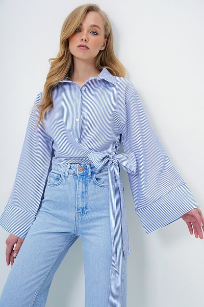 Trend Alaçatı Stili Blau gestreiftes Damen-Hemd aus Popeline mit breiten Bündchen und detailliertem Bindeband auf der Vorderseite Alc-X13750