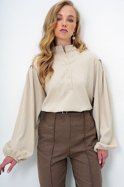 Trend Alaçatı Stili Beigefarbene Damen-Hemdbluse mit Richterkragen und Knopfleiste vorne, Ballonärmel, strukturiert, Alc-X11872