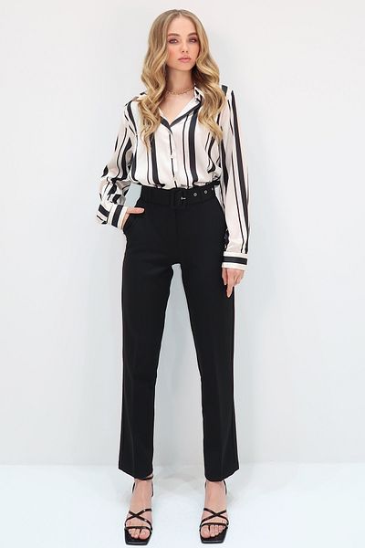 Trend Alaçatı Stili Schwarze Damenhose mit doppelter Tasche, plissiert, Taillengürtel, gerade Passform, ALC-X8177