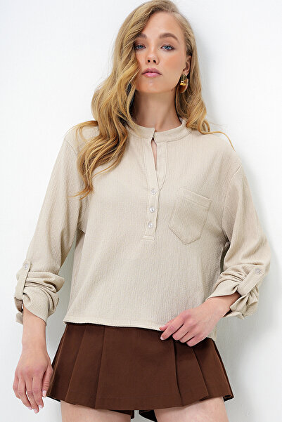 Trend Alaçatı Stili Dámská halenka s širokým střihem vpředu s knoflíkem a jednou kapsou Alc-X13877