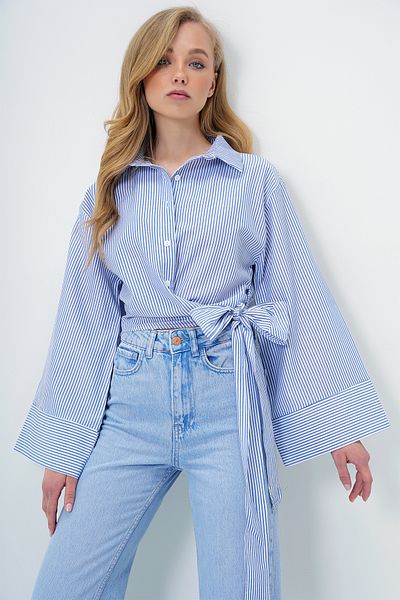 Trend Alaçatı Stili Blau gestreiftes Damen-Hemd aus Popeline mit breiten Bündchen und detailliertem Bindeband auf der Vorderseite Alc-X13750