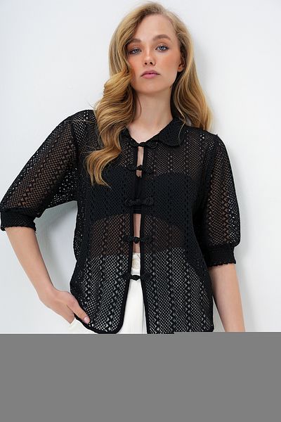 Trend Alaçatı Stili Schwarzes Damen-Sommerhemd mit Puppenkragen und Prinzessinnenärmeln mit Knotenverschluss Alc-X13418