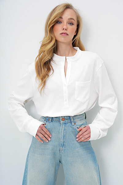 Trend Alaçatı Stili Women's White Wide Cut Front Buttoned Single Pocket Crop Blouse Alc-X13877
