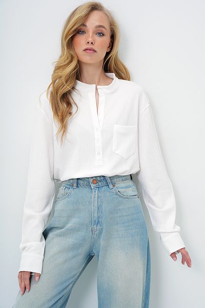 Trend Alaçatı Stili Bluză crop albă, cu un singur buzunar, cu nasturi în față, cu croială largă, Alc-X13877