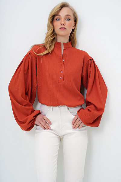 Trend Alaçatı Stili Bluză de cămașă texturată cu mânecă cu balon, cu guler de cărămidă, cu nasturi în față, Alc-X11872
