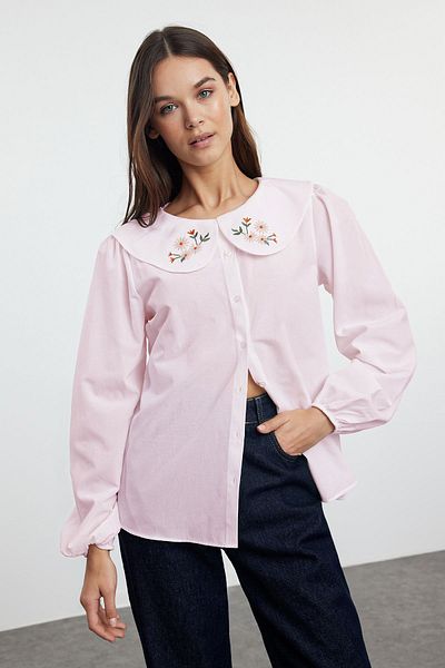 Trendyol Collection Hellrosa gewebtes Hemd mit Kragen und Stickereidetails TWOSS23GO00009
