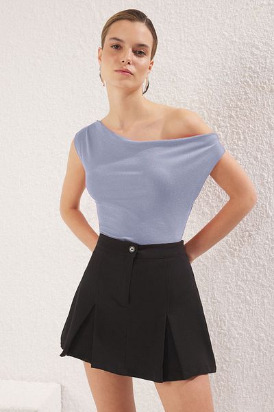Trendyol Collection Ανοιχτό μπλε ελαστική παχύρρευστη μπλούζα - λαιμόκαυστο, εφαρμοστό, μαλακό ύφασμα TWOSS24BZ00090